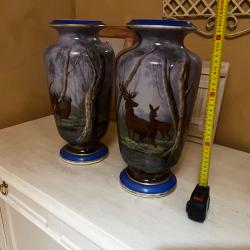 Paire de vases repr&eacute;sentant biche et cerf pour l'un brocard et chevrette pour l'autre