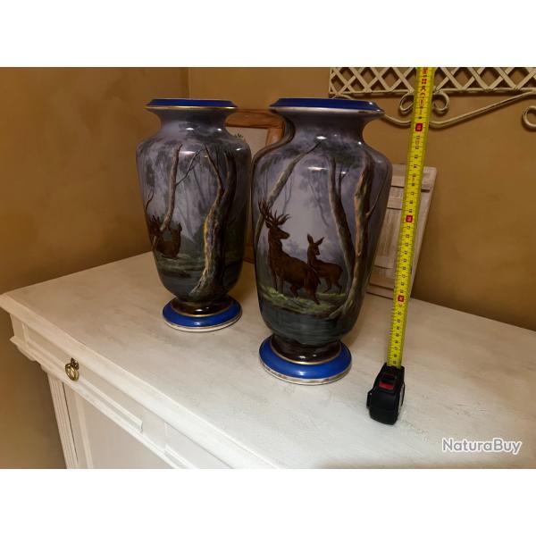 Paire de vases repr�sentant biche et cerf pour l'un brocard et chevrette pour l'autre