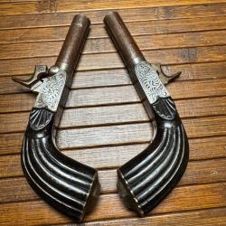 PAIRE DE PISTOLETS A PERCUSSION DE LUXE   GRAV&Eacute; DE FEUILLES D'ACANTHES CANON DAMAS