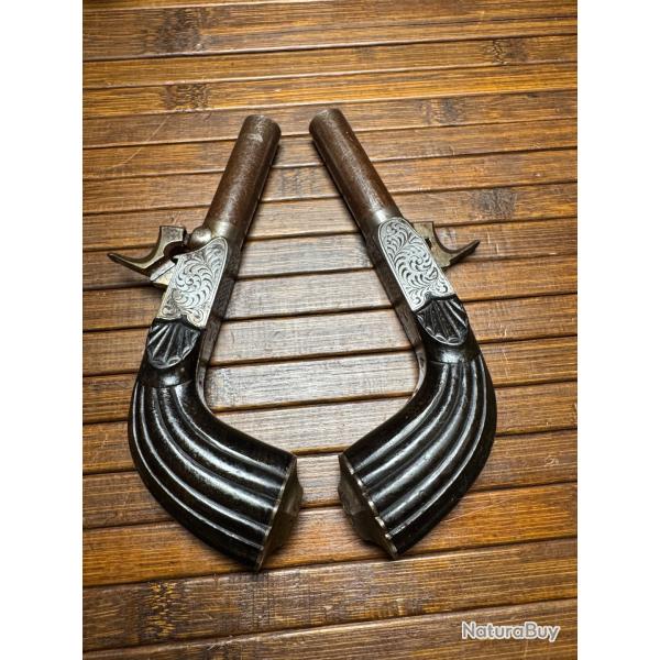 PAIRE DE PISTOLETS A PERCUSSION DE LUXE   GRAV� DE FEUILLES D'ACANTHES CANON DAMAS