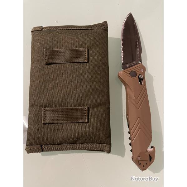 Couteau CAC de l'arm�e fran�aise avec une housse fournis en bon �tat .