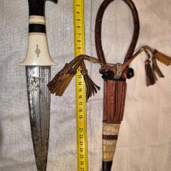 Poignard de bras, mod&egrave;le &eacute;thnique soudanais. Bois , cuir, os, lame en acier.