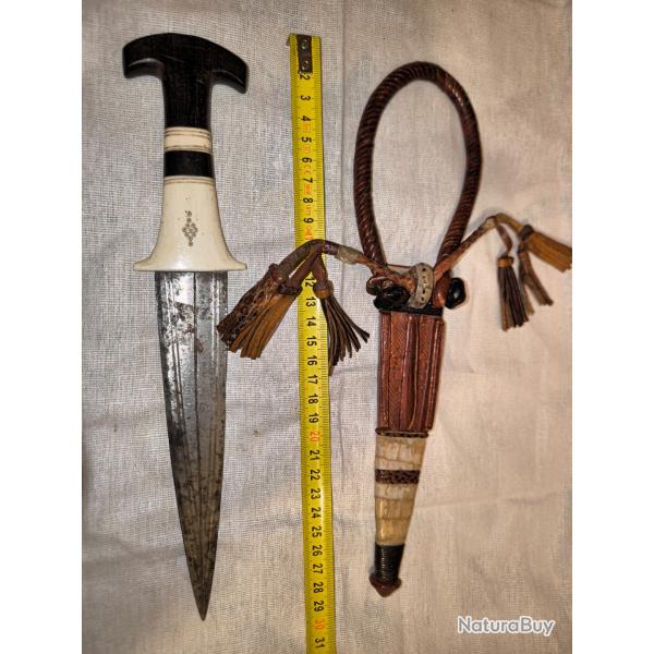 Poignard de bras, mod�le �thnique soudanais. Bois , cuir, os, lame en acier.