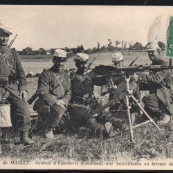 CPA -  CAMP de MAILLY Soldats d'Infanterie Actionnant une mitrailleuse - N&deg;7454