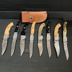 Tr&egrave;s beau lot de 8 couteaux pliants lame acier Damas manche en Bois et corne de Buffle et B&eacute;lier