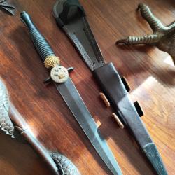 Dague Fairbairn & Sykes comm&eacute;morative des ROYAL WELCH FUSILIERS cooper Sheffield.