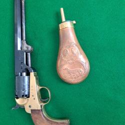 Poire &agrave; poudre noire en cuivre et laiton. Poire vendu vide sans poudre.