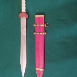 Glaive de Centurion . R&eacute;plique du c&eacute;l&egrave;bre glaive utilis&eacute; dans la Rome antique.