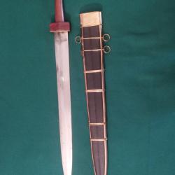 Glaive de Decurion  . R&eacute;plique du c&eacute;l&egrave;bre glaive utilis&eacute; dans la Rome antique.