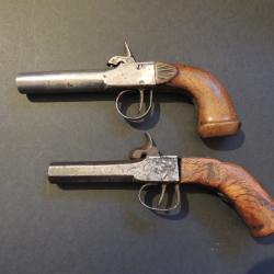 Lot de 2 pistolets &agrave; poudre noire monocoup