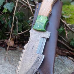 Couteau de Chasse Trakker Damas Grosse Lame 256 Couches Manche Bois/R&eacute;sine Fabric Artisan Etui Cuir