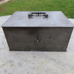 Ancien grand coffre fort/caisse de suret&eacute; en acier  - FRANCE (XX&eacute;)