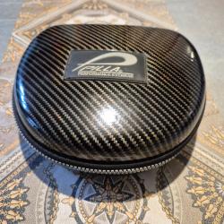 Joli etui PILLA  immitation carbone pour 4 masques et accessoires