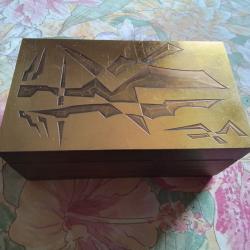 Coffret en bois avec couvercle d&eacute;cor laiton