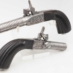 PAIRE DE PISTOLETS &Agrave; COFFRE DE POCHE &Agrave; PERCUSSION DIT DE VOYAGE CALIBRE 10MM Categorie D