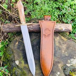 dague de chasse d'artisan / bois de cerf , gravure sanglier , feuilles de ch&ecirc;ne / 2