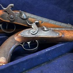 Tr&egrave;s beau coffret d'une paire de pistolets &agrave; percussion vers 1850.