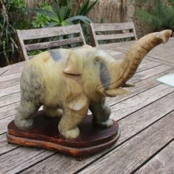 elephant pierre sur socle bois