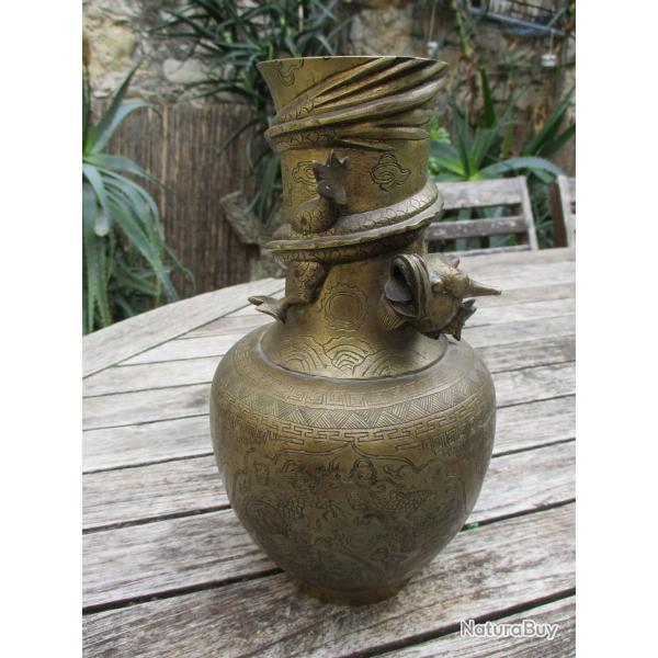 vase chinois en laiton ancien motif dragon
