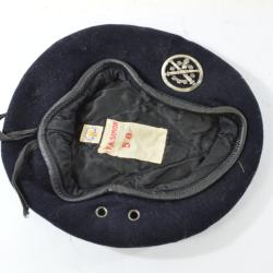Ancien b&eacute;ret arm&eacute;e Fran&ccedil;aise bleu marine / fonc&eacute; avec insigne du mat&eacute;riel. Taille 58