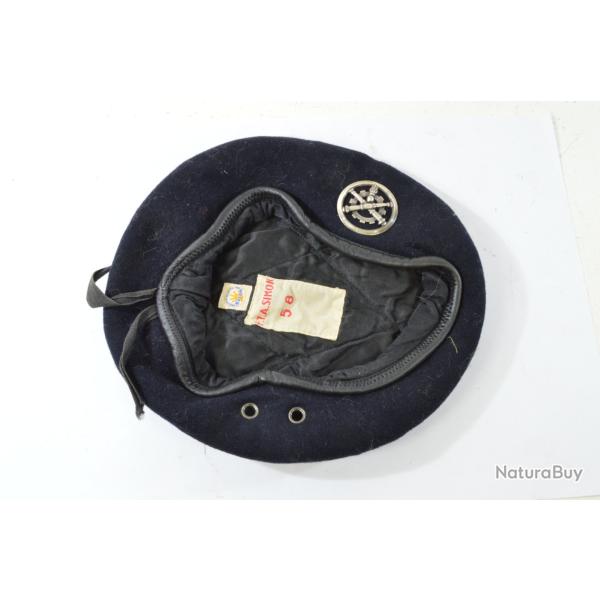 Ancien b�ret arm�e Fran�aise bleu marine / fonc� avec insigne du mat�riel. Taille 58