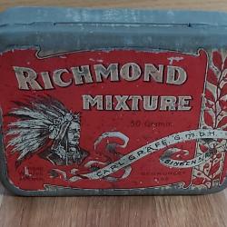 BOITE tr&egrave;s ANCIENNE de COLLECTION , de tabac, en fer avec une t&ecirc;te d'INDIEN sur le dessus.