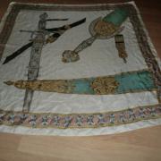 Foulard Carré Vintage En Soie 100% - Motif Sabretaches Et Gibernes - 87x86 Cm - Occasion