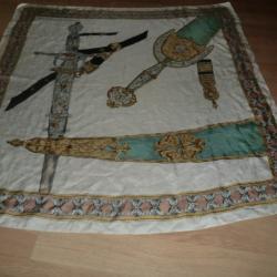 carr&eacute; foulard militaire vintage 100 % soie  ep&eacute;e d honneur de fran&ccedil;ois 1er /  dim 85 X 84  cm