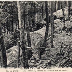 CPA - CAMPAGNE DE 1914-1915 - Sur le front Une tranche tombe de soldats sur la droite -N&deg;7470
