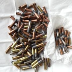 Lot d'une centaine de cartouches en calibre 22LR longues et courtes.