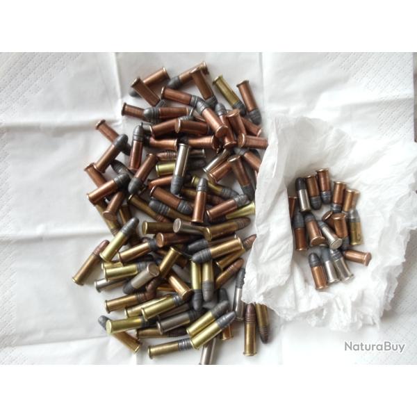 Lot d'une centaine de cartouches en calibre 22LR longues et courtes.