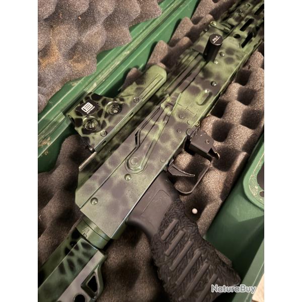 AK74 LCT camo maison avec accessoires et batteries Li Po