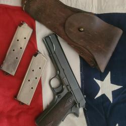 Colt 45 de 1917, avec deux chargeurs anneaus 14/18 , plaquettes diaments .