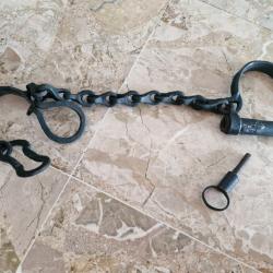 ENTRAVES OU FERS DE CHEVILLES. METAL LOURD, AVEC CLEF, FONCTIONNE