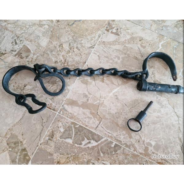 ENTRAVES OU FERS DE CHEVILLES. METAL LOURD, AVEC CLEF, FONCTIONNE