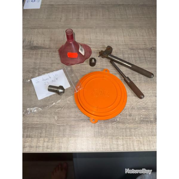 LOT DIVERS MATERIEL DE RECHARGEMENT A VOIR DONT DESAMORCEUR BERDAN RCBS