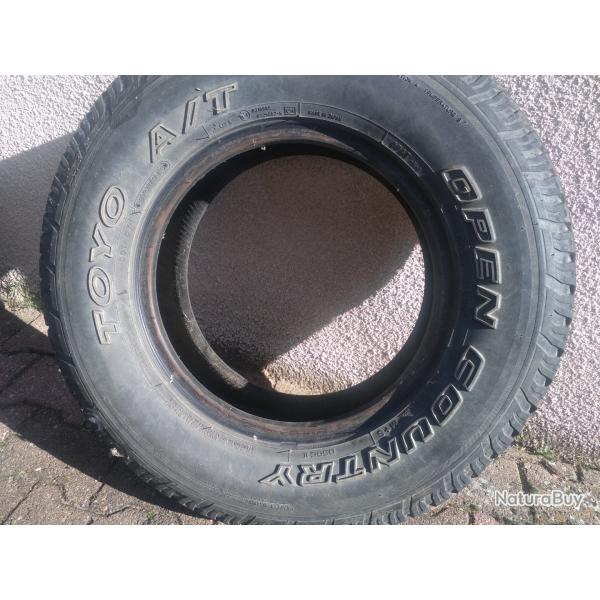 PNEU DE 4X4 Dim 225/75R15 (N�1)