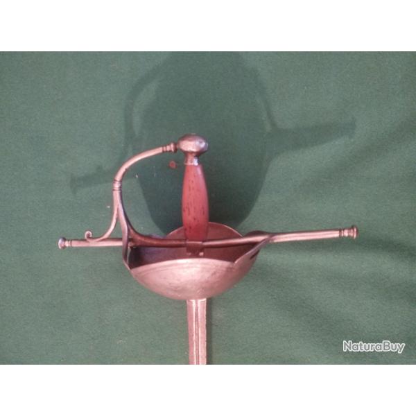 �p�e  ( rapi�re) de garde ( ou Taza) Peninsulaire du XVII si�cle, ( coupes en forme de" marguerita"