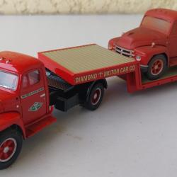 Camion porte chart avec un v&eacute;hicule