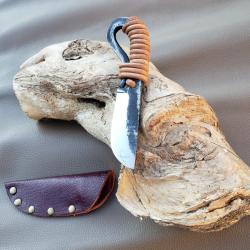 Petit couteau artisanal brute de forge.