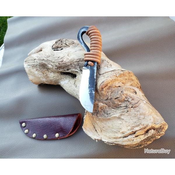 Petit couteau artisanal brute de forge.