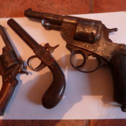 Lot de trois pistolets dont un 73 marine.