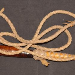 fouet en cuir 2m20 avec manche en bois