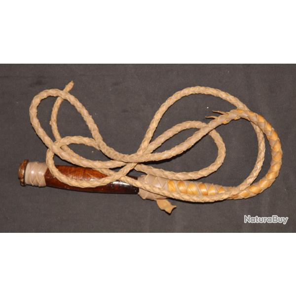 fouet en cuir 2m20 avec manche en bois