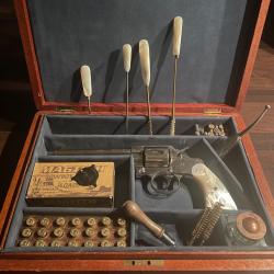 REVOLVER COLT MOD&Egrave;LE 1889 NAVY CALIBRE 38 LONG COLT FINITION LUXE NICKEL ET NACRE