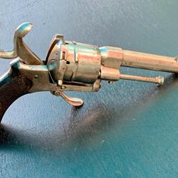 ANCIEN  REVOLVER A BROCHE DE TYPE LEFAUCHEUX, XIX&deg;, MARQUAGE ELG, CANON RAYE, CAL 7 MM, PISTOLET