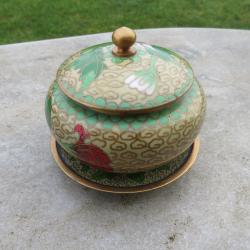 Art d'Asie-Pot couvert avec sa coupelle en bronze cloisonn&eacute; &agrave; d&eacute;cor floral sur fond beige(MilieuXX&eacute;)