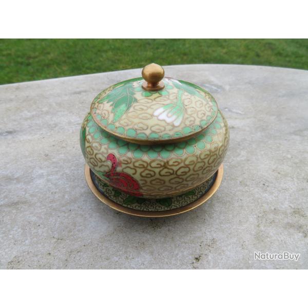 Art d'Asie-Pot couvert avec sa coupelle en bronze cloisonn� � d�cor floral sur fond beige(MilieuXX�)
