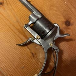 Petit revolver ancien type le faucheux