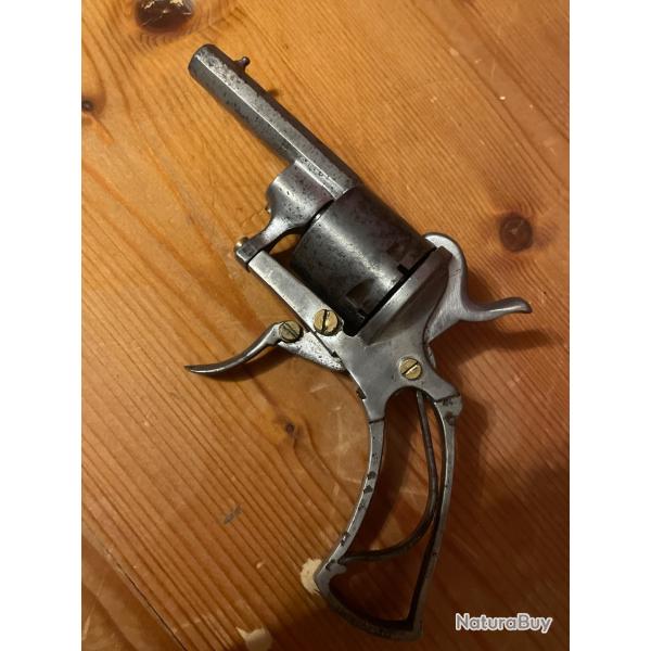 Petit revolver ancien type le faucheux
